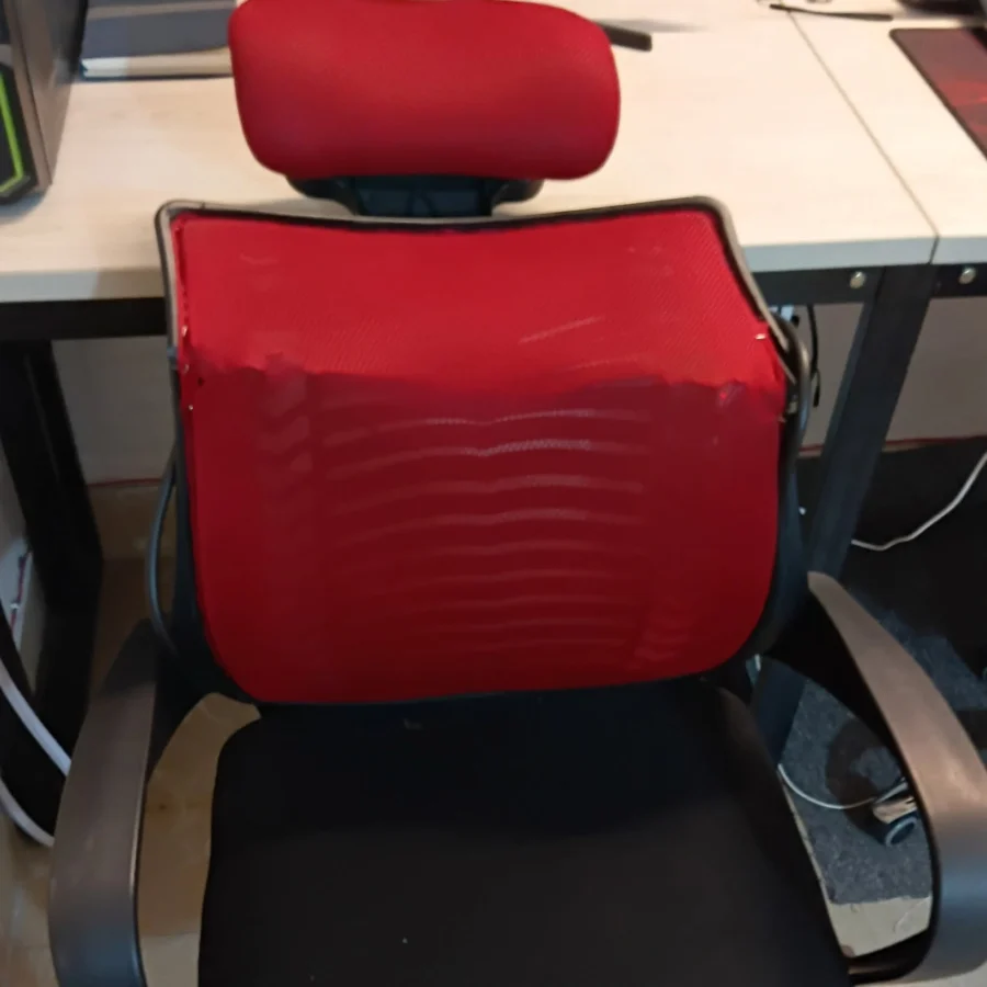 Red mesh office chair-এর ব্যাকরেস্ট রিপেয়ারের পরে
