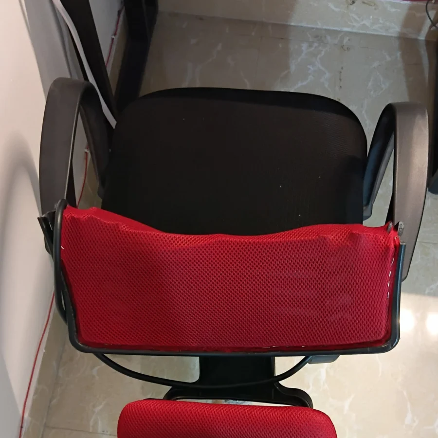 অফিস চেয়ারে নতুন লাল মেশ কভার লাগানো হচ্ছে
